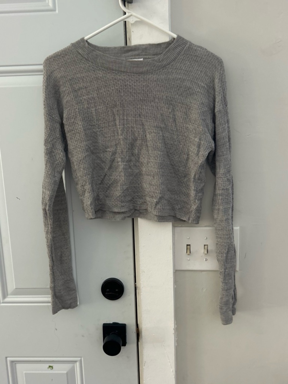 Cropped Waffle Knit Long Sleeve Sweater - Gray